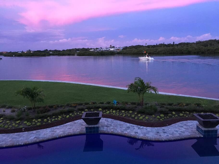 Guest Suite - Waterfront -Pool & Hot Tub- Walk To Beach Clearwater Beach Exterior photo